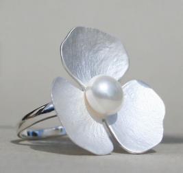 Silberring Kleeblatt mit SWZ-Perle