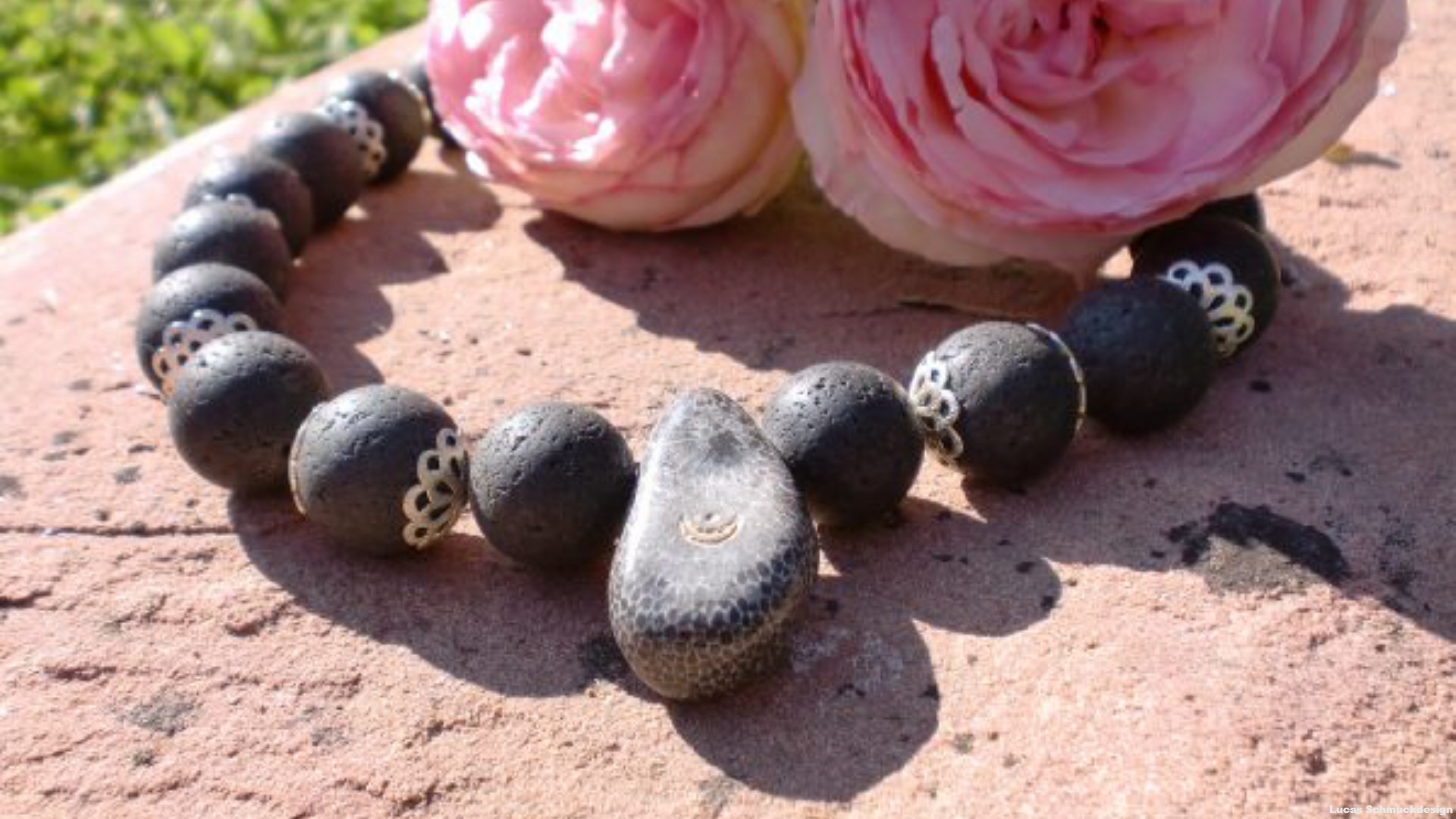 Collier aus Lava mit Silberschloss